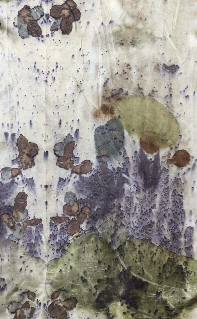 motif d'impression végétale sur étole de soie naturelle dans les tons de vert et bleu