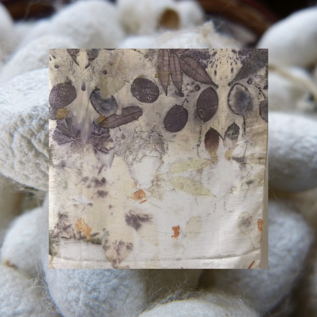 impression végétale sue étole en soie naturelle sur fond de cocons de soie